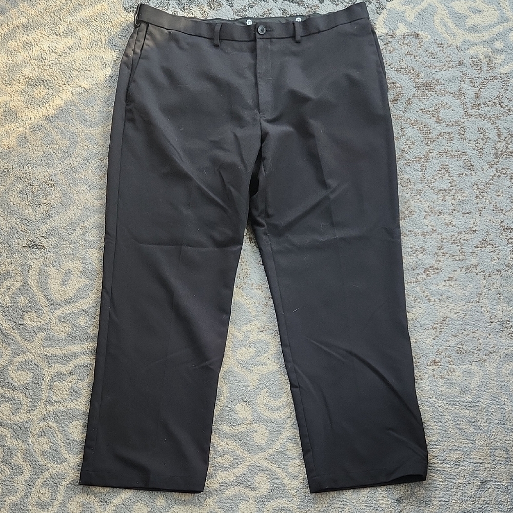 Haggar Men’s Classic Fit Cool 18 Flat Front Straight Leg Dress Pants Black 42X30